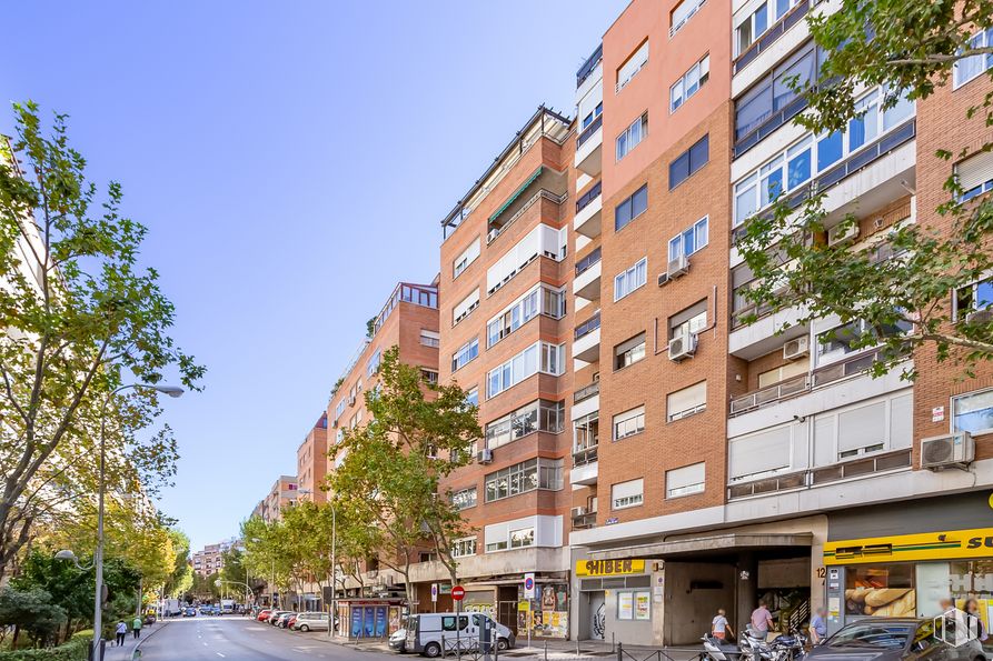 Local en venta en Calle Alustante, 3, Chamartín, Madrid, 28002 con edificio, rueda, neumático, cielo, planta, ventana, infraestructura, árbol, coche y condominio alrededor