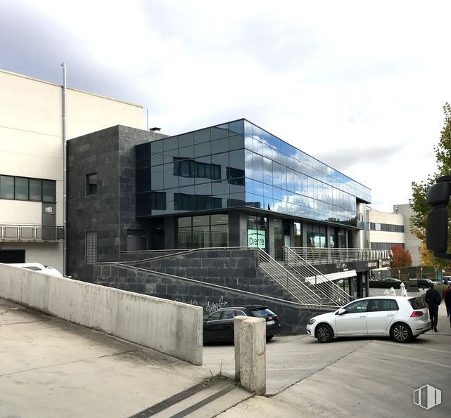 Office for sale at Calle Lanzarote, 15, San Sebastián de los Reyes, Madrid, 28700 with building, window, car, cloud, sky, urban design, material property, condominium, vehicle and facade around