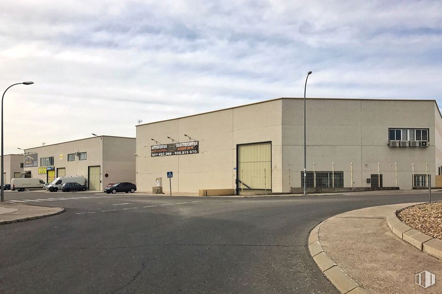 Industrial for sale at Polígono industrial Villa de Azaña, Numancia de la Sagra, Toledo, 45230 with building, street light, sky, cloud, asphalt, road surface, plant, residential area, neighbourhood and facade around