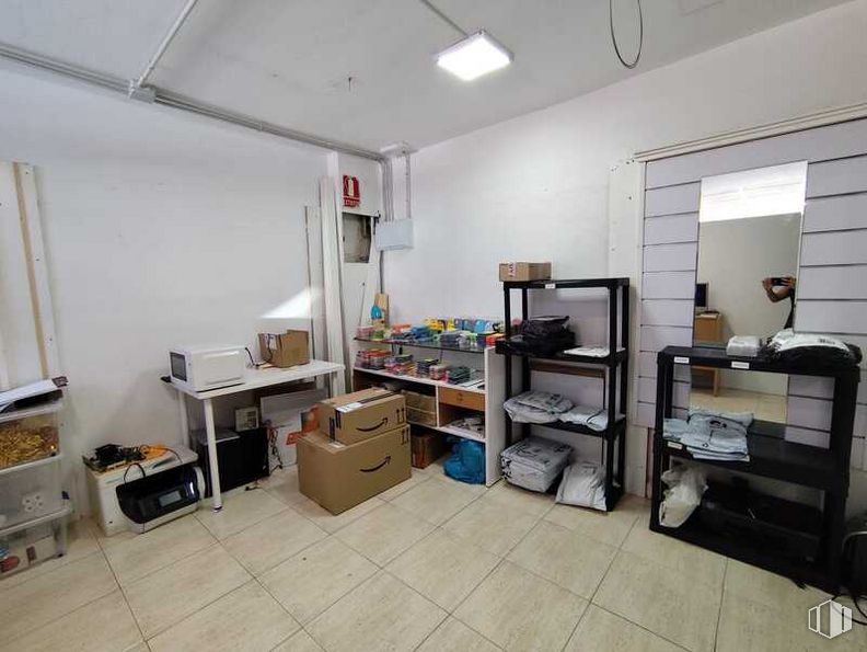 Local en alquiler en Calle Huerta, Alcorcón, Madrid, 28921 con mueble, caja de envío, escritorio, edificio, suelo, suelos, ventana, gas, casa y máquina alrededor