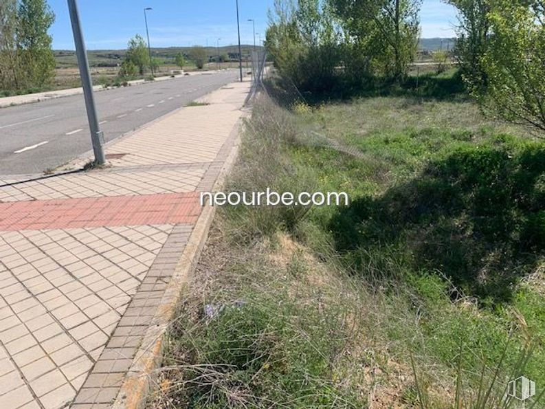 Land for sale at Calle Jesús Grande Aparicio, Ávila, 05002 with sky, plant, tree, road surface, slope, land lot, asphalt, grass, wall and thoroughfare around