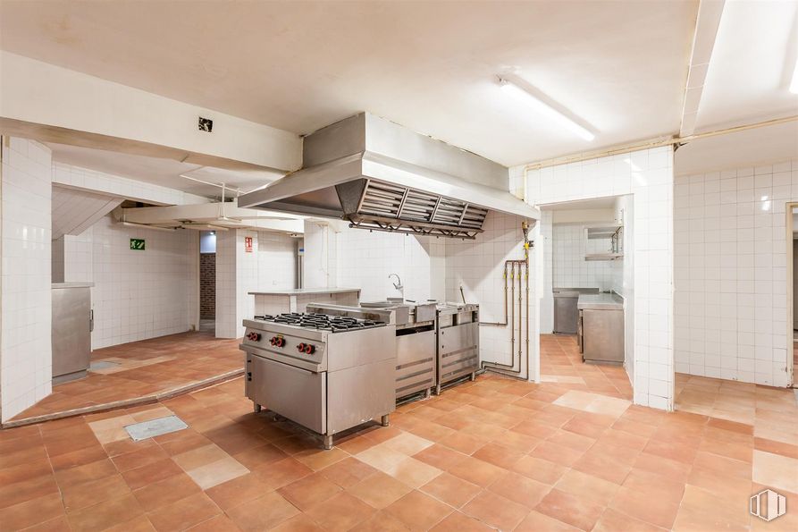 Local en venta en Calle Boltaña, 118, San Blas - Canillejas, Madrid, 28022 con aparato de cocina, lámpara, electrodoméstico, alumbrado, edificio, interiorismo, madera, casa, ebanistería y suelos alrededor