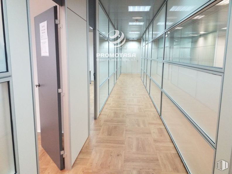 Oficina en alquiler en Zona de Rivas Futura, Rivas-Vaciamadrid, Madrid, 28529 con edificio, accesorio, puerta, rectángulo, suelos, madera, simetría, suelo de baldosas, vidrio y techo alrededor