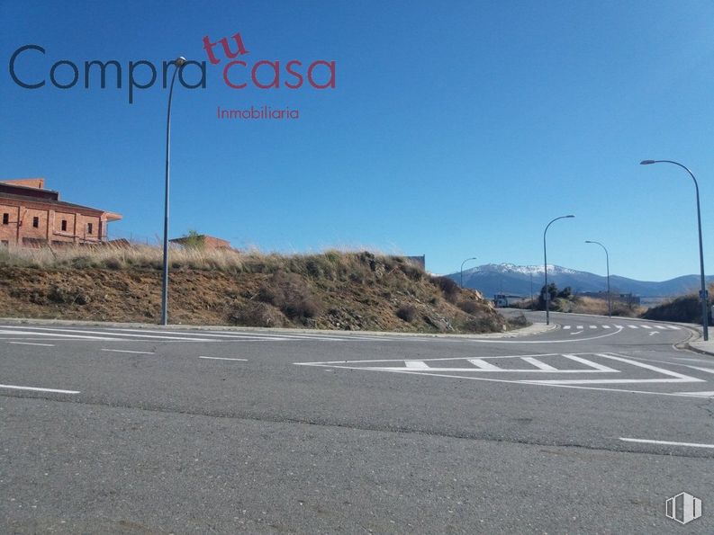 Land for sale at Polígono del Acueducto, Segovia, 40006 with building, street light, sky, road surface, mountain, slope, asphalt, thoroughfare, tar and mountainous landforms around