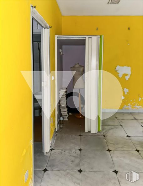 Retail for sale at Calle Biosca, Hortaleza, Madrid, 28043 with flooring, floor, door, composite material, paint, home door, plaster, tile, cleanliness and tile flooring around