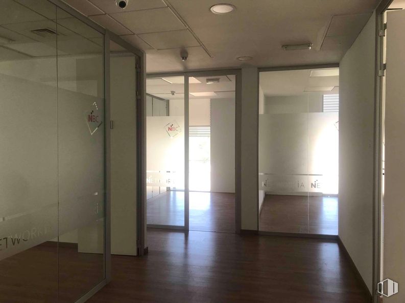 Office for rent at Zona empresarial, Alcobendas, Madrid, 28108 with flooring, floor, wood, interior design, door, glass, ceiling, wood flooring, transparency and laminate flooring around