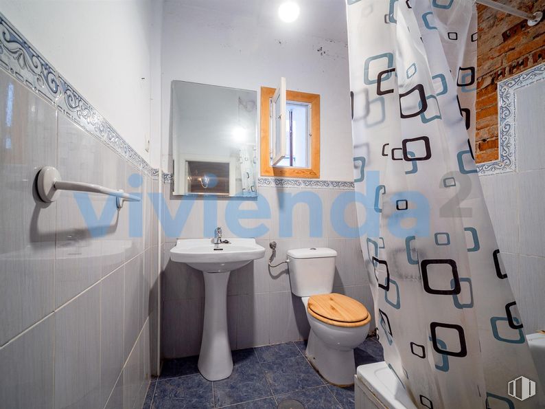 Retail for sale at Calle Ribadavia, Fuencarral - El Pardo, Madrid, 28029 with toilet, sink, flooring, floor, plumbing fixture, interior design, plumbing, apartment, bathroom and room around