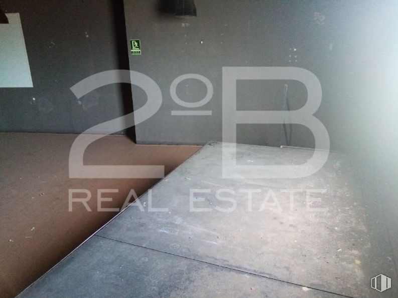 Retail for sale at Zona Eurovillas, Nuevo Baztán, Madrid, 28514 with table top, rectangle, grey, font, floor, flooring, wood, material property, fixture and tints and shades around