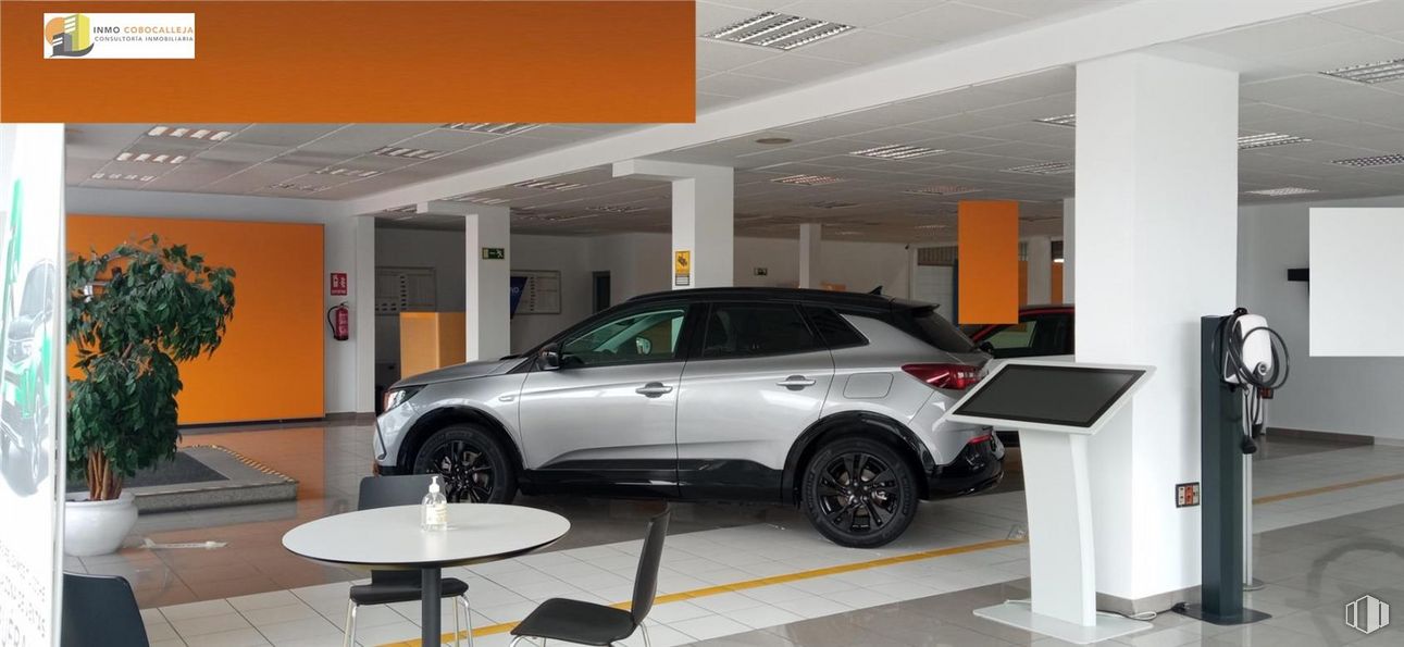 Nave en alquiler en Zona Sur, Fuenlabrada, Madrid, 28942 con neumático, coche, mesa, planta de interior, vehículo, vehículo de motor, diseño automovilístico, neumático de automoción, rueda y iluminación del automóvil alrededor