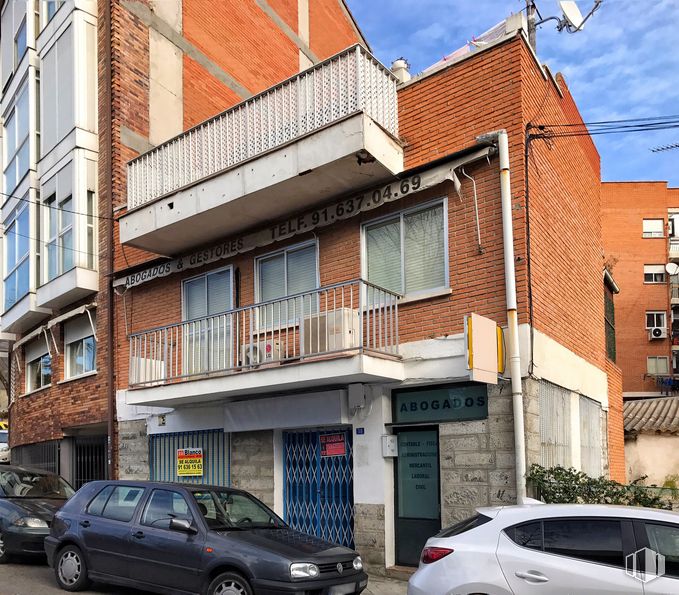 Retail for rent at Avenida Doctor Toledo, 18, Las Rozas de Madrid, Madrid, 28230 with car, window, building, tire, automotive parking light, wheel, land vehicle, vehicle, property and sky around