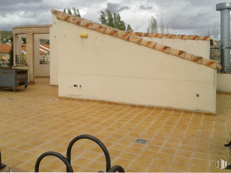 Local en venta en Calle de La Mancha, 2, Ontígola, Toledo, 45340 con mesa, cielo, nube, madera, planta, edificio, superficie de carretera, árbol, piso y suelo alrededor