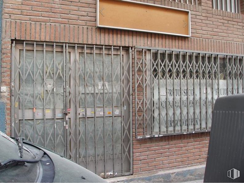 Retail for sale & for rent at Calle Alejandro Morán, Carabanchel, Madrid, 28025 with furniture, wood, motor vehicle, automotive lighting, automotive exterior, brickwork, door, vehicle, neighbourhood and building around