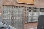 Retail for sale & for rent at Calle Alejandro Morán, Carabanchel, Madrid, 28025 with furniture, wood, motor vehicle, automotive lighting, automotive exterior, brickwork, door, vehicle, neighbourhood and building around