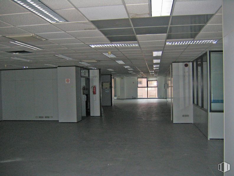 Oficina en alquiler en Edificio Auge III, Calle María Tubau, 4, Fuencarral - El Pardo, Madrid, 28050 con ventana, mediante, edificio, accesorio, suelo, piso, gas, entrada, estacionamiento, techo y aluminio alrededor