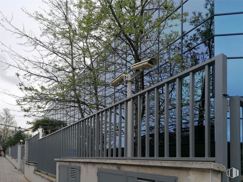 Office for sale & for rent at Zona Pinar de Las Rozas, Las Rozas de Madrid, Madrid, 28230 with sky, tree, wood, road surface, plant, fence, residential area, gas, facade and home fencing around