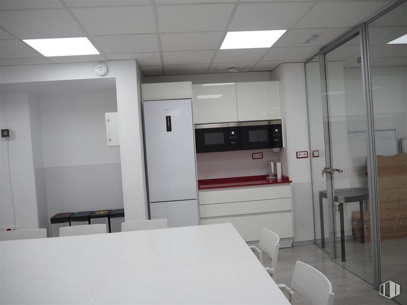 Oficina en alquiler en Calle Zurbano, Chamberí, Madrid, 28010 con lámpara, silla, mesa, edificio, mueble, ebanistería, accesorio, casa, cocina y suelos alrededor