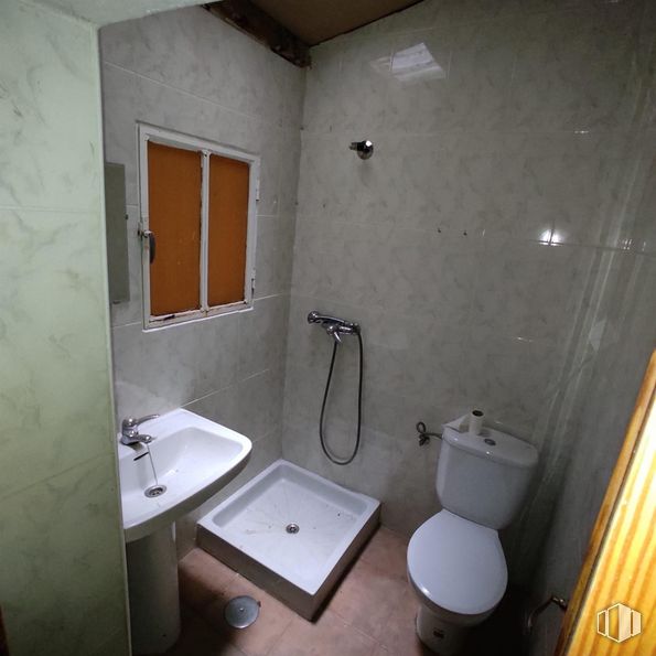 Retail for sale at Zona Centro, Piñuécar-Gandullas, Madrid, 28737 with toilet, sink, window, plumbing fixture, property, building, bathroom, bathroom sink, tap and fixture around