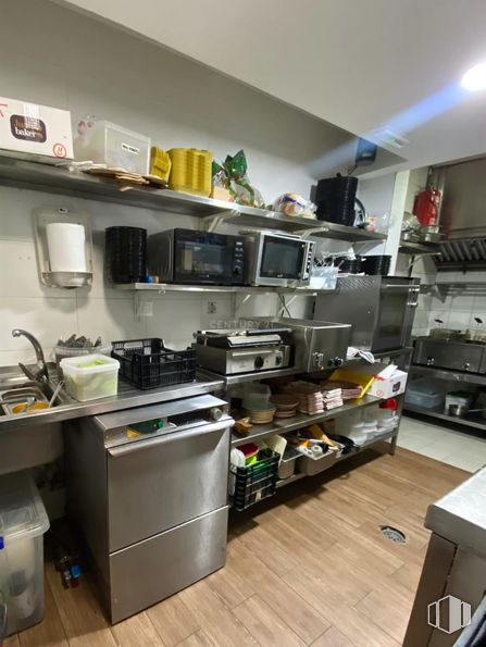 Retail for rent at Calle Gran Vía, Majadahonda, Madrid, 28220 with microwave oven, kitchen, kitchen appliance, kitchen stove, interior design, cabinetry, countertop, home appliance, major appliance and gas around