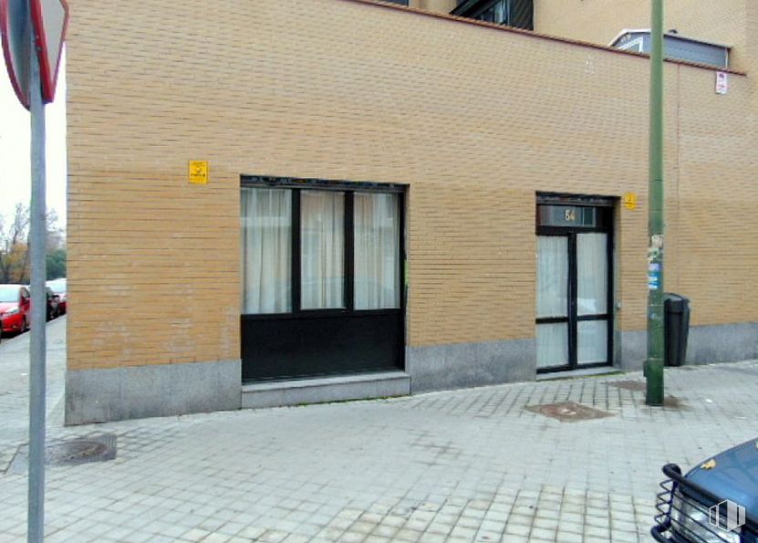 Local en venta en Calle Llanos de Escudero, 54, Ciudad Lineal, Madrid, 28017 con puerta, ventana, coche, edificio, luz de estacionamiento automotriz, propiedad, vehículo, superficie de carretera, ladrillo y albañilería alrededor