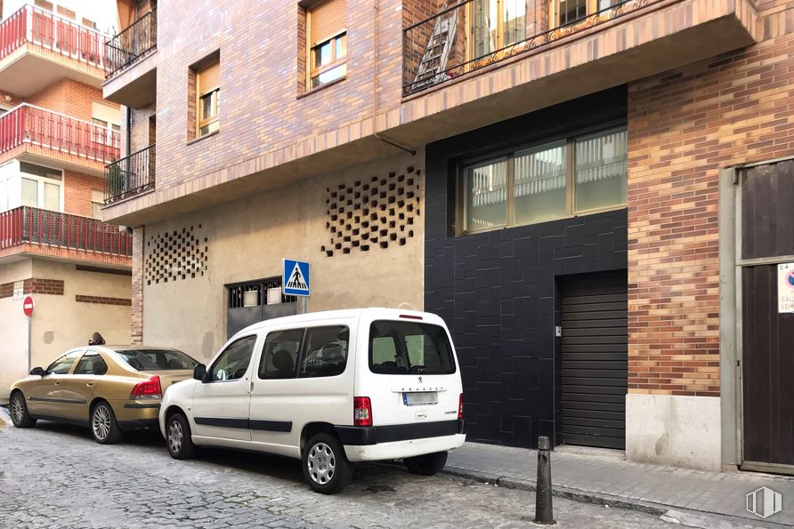 Retail for sale & for rent at Calle de los Arroyos, Segovia, 40005 with car, van, window, building, wheel, automotive parking light, tire, land vehicle, vehicle and property around