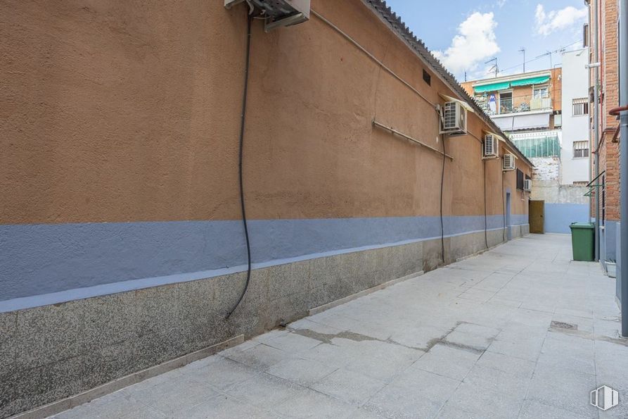 Industrial for sale at Calle José del Pino, 47, Villaverde, Madrid, 28021 with wall, alley, street, composite material, concrete, sidewalk, walkway, daylighting, electrical supply and shadow around