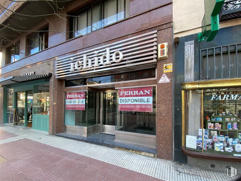 Local en alquiler en Zona Santa Engracia, Chamberí, Madrid, 28010 con puerta, material compuesto, edificio comercial, vidrio, acera, logotipo, toldo, venta al por menor y firmar alrededor