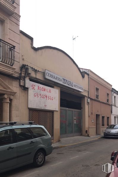 Industrial for sale at Calle Olmo, 63, Tarancón, Cuenca, 16400 with wheel, car, building, tire, automotive parking light, land vehicle, vehicle, sky, infrastructure and street light around