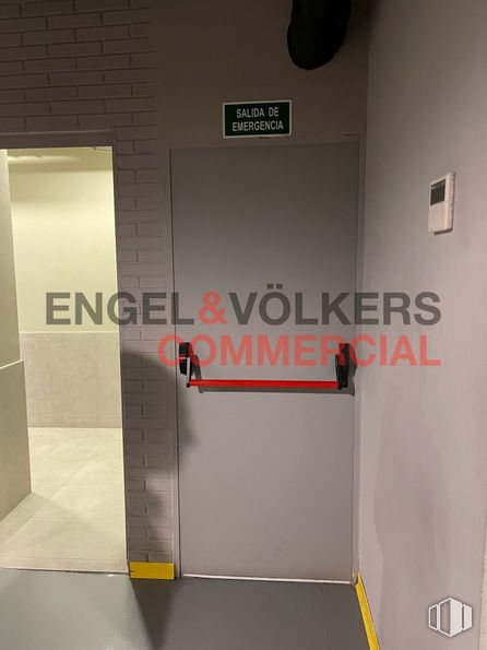 Retail for sale at Calle Velázquez, Chamartín, Madrid, 28006 with mirror, fixture, automotive design, building, font, flooring, gas, automotive exterior, ceiling and glass around