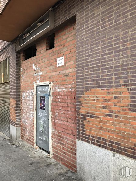 Retail for sale & for rent at Calle Carlos Luís de Cuenca, 1, Ávila, 05001 with door, brickwork, road surface, wood, brick, building material, fixture, facade, road and composite material around