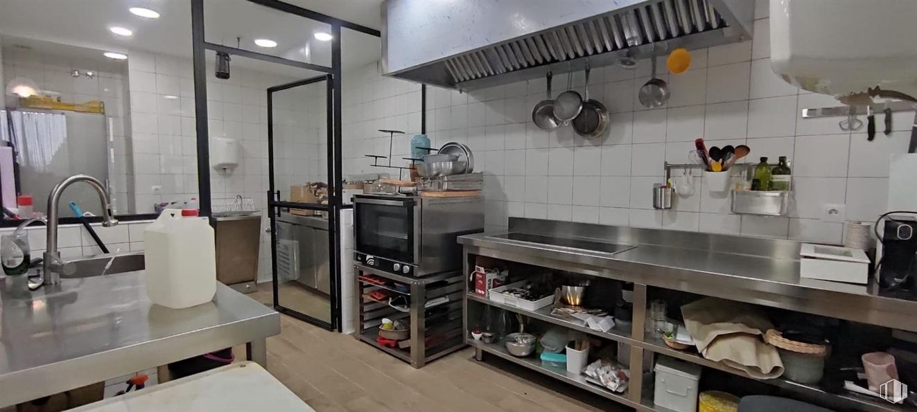 Local en alquiler en Zona Rivas, Rivas-Vaciamadrid, Madrid, 28522 con horno microondas, propiedad, encimera, edificio, ebanistería, cocina, alumbrado, interiorismo, estante y suelo alrededor