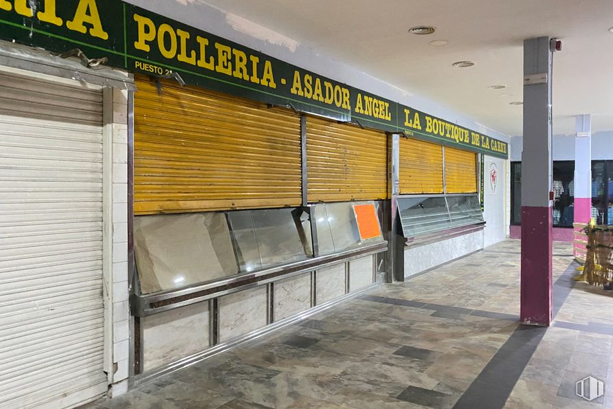 Retail for sale at Calle Pablo Casals, 27, Parla, Madrid, 28980 with fixture, metropolitan area, flooring, composite material, building, facade, signage, city, glass and aluminium around