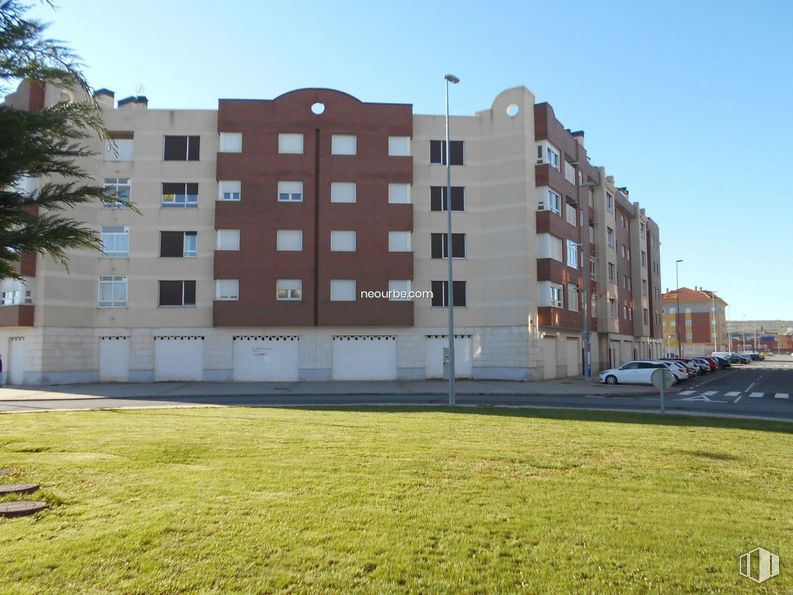 Local en venta en Avenida Derechos Humanos, Ávila, 05003 con edificio, cielo, planta, ventana, bloque de torre, diseño urbano, condominio, árbol, hierba y barrio alrededor