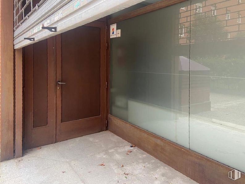 Retail for sale & for rent at Calle Emiliano Barral, Ciudad Lineal, Madrid, 28043 with fixture, wood, building, door, floor, flooring, wall, shade, automotive exterior and house around