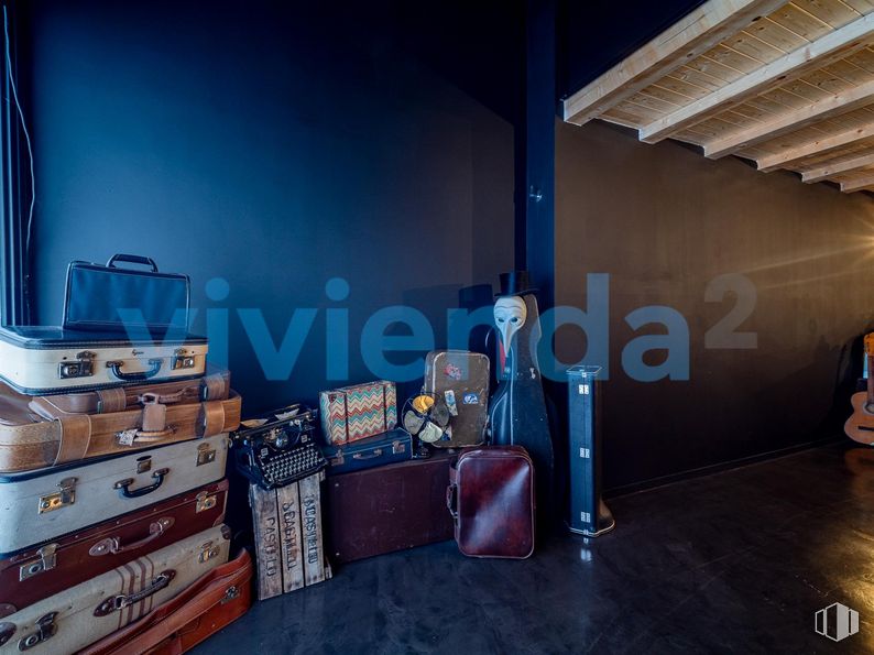 Retail for sale at Calle Rodas, 8, Centro, Madrid, 28005 with luggage & bags, suitcase, bag, building, drawer, interior design, flooring, floor, house and living room around