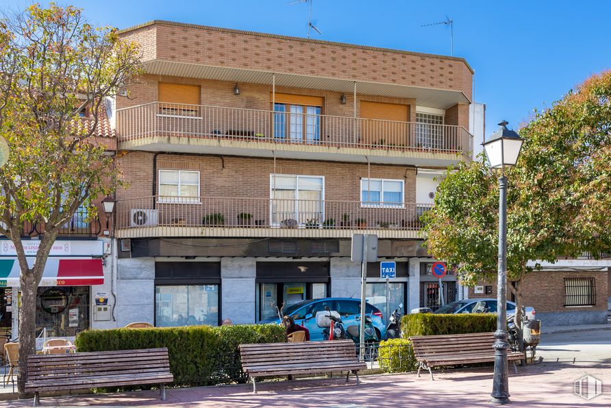 Local en venta en Plaza Constitución, 3, Paracuellos de Jarama, Madrid, 28860 con mesa de trabajo, coche, ventana, edificio, planta, cielo, arquitectura, diseño urbano, árbol y casa alrededor