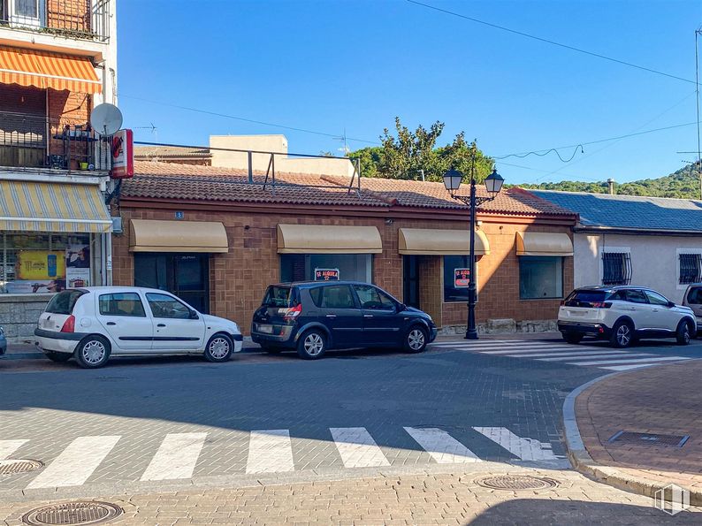 Retail for rent at Avenida Estación, 5, Pelayos de la Presa, Madrid, 28696 with car, building, window, wheel, tire, automotive parking light, land vehicle, sky, vehicle and property around