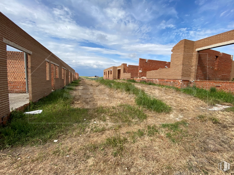 Land for sale at Zona Centro, Novés, Toledo, 45519 with house, cloud, sky, brick, landscape, grass, rural area, natural landscape, grassland and brickwork around