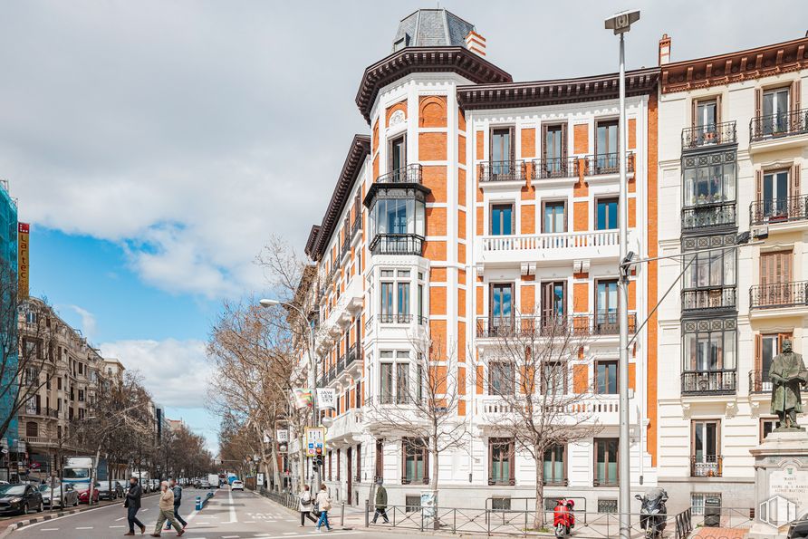 Oficina en alquiler en Calle Sagasta, 31, Chamberí, Madrid, 28004 con edificio, nube, cielo, ventana, diseño urbano, árbol, barrio, condominio, área residencial y viaje alrededor