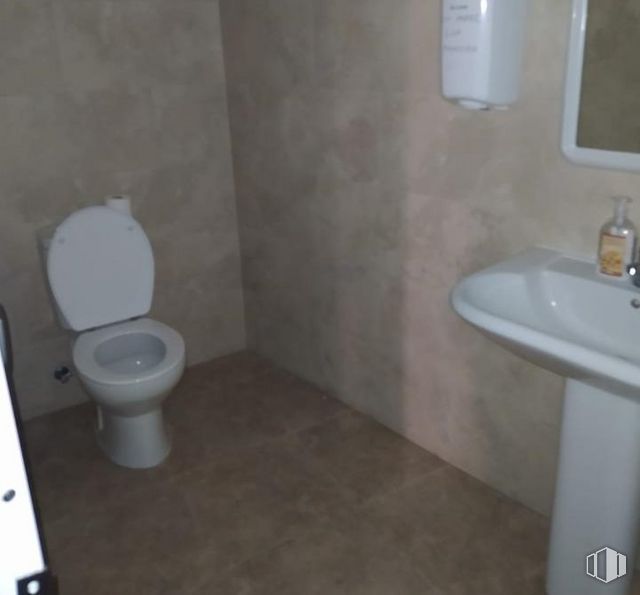 Retail for sale at Calle Amargura, Carbonero el Mayor, Segovia, 40270 with toilet, sink, packaged goods, plumbing fixture, tap, bathroom, bathroom sink, mirror, purple and fluid around