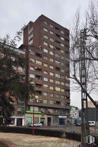 Office for sale & for rent at Calle Ronda Cañillo, 35, Talavera de la Reina, Toledo, 45600 with building, window, tree, tower block, fixture, architecture, urban design, condominium, plant and line around