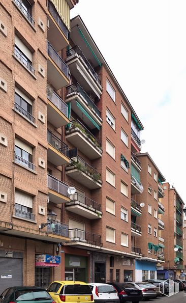 Retail for sale at Calle Mesones, 25, Talavera de la Reina, Toledo, 45600 with car, window, building, automotive parking light, wheel, sky, tire, urban design, vehicle and tower block around