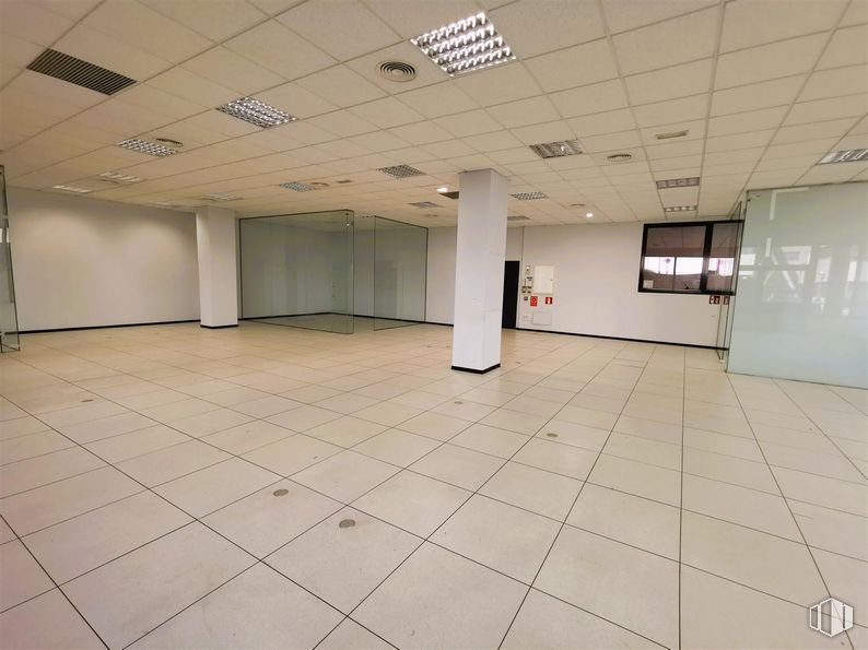 Retail for rent at Edificio 2 (24-A), Calle Casas Miravete, 22 - 24, Villa de Vallecas, Madrid, 28031 with flooring, floor, ceiling, interior design, composite material, tile flooring, hall, glass, tile and transparency around