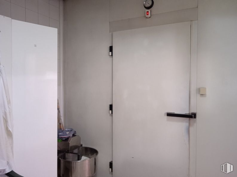 Local en alquiler y venta en Avenida Castilla La Mancha, San Sebastián de los Reyes, Madrid, 28700 con puerta, accesorio, edificio, asa, pared, hardware para el hogar, gas, suelo, puerta de casa y cortina alrededor