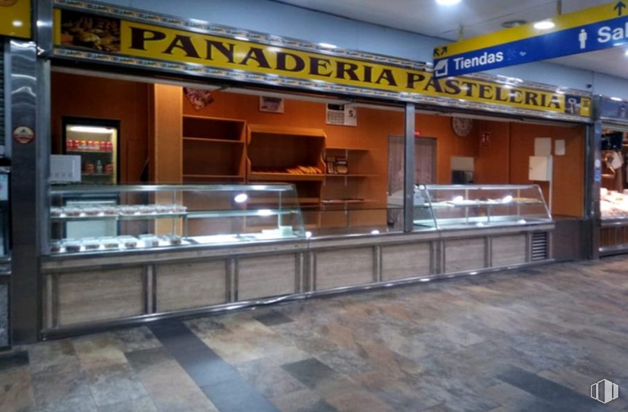 Local en venta en Calle Pablo Casals, 27, Parla, Madrid, 28980 con ebanistería, accesorio, bienes raíces, venta minorista, suelo, noche, restaurante de comida rápida y transporte alrededor