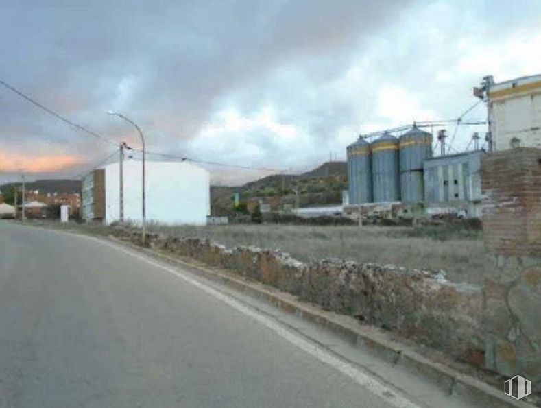 Suelo en venta en Carretera Estación, Jadraque, Guadalajara, 19240 con edificio, nube, cielo, luz de la calle, superficie de la carretera, asfalto, lote de terreno, planta, gas y ciudad alrededor