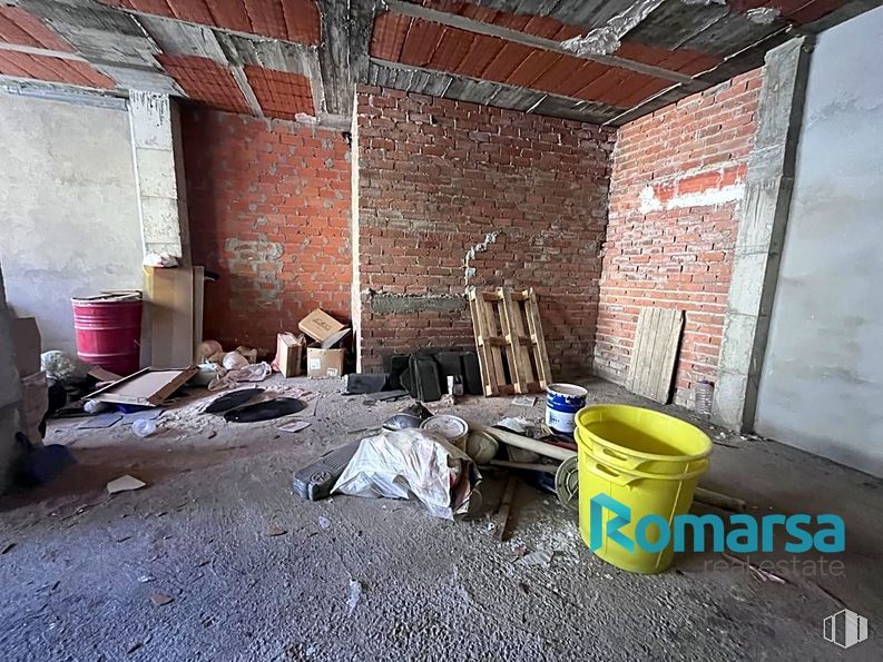 Retail for sale at Calle Cruz de Alcaravaca, Ávila, 05003 with waste container, building, wood, floor, brickwork, building material, flooring, wall, brick and house around