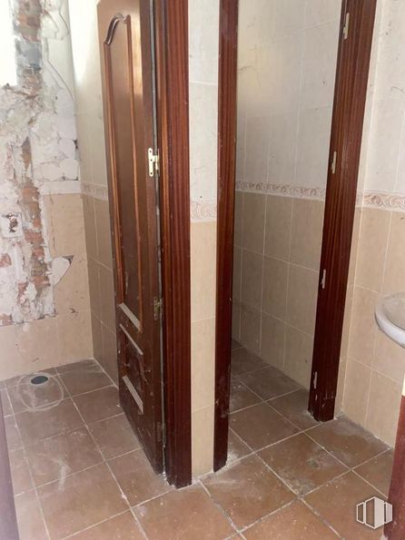 Retail for sale at Avenida Playa de Escalona, Escalona, Toledo, 45910 with brown, fixture, wood, flooring, house, floor, bathroom, door, hardwood and wood stain around