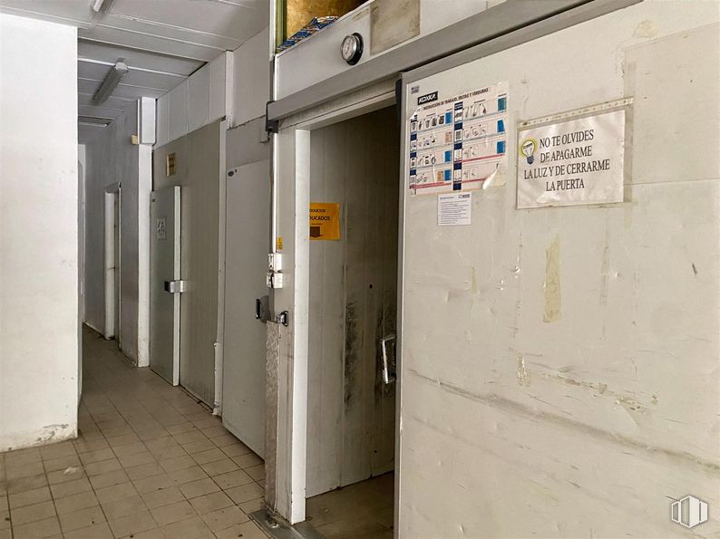 Industrial for sale at Calle Yegros, 34, Mora, Toledo, 45400 with door, fixture, building, handwriting, gas, machine, house, ceiling, font and glass around