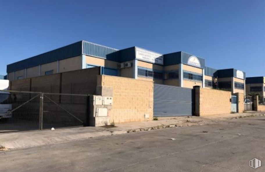 Industrial for sale at Calle Laurisilva, Serranillos del Valle, Madrid, 28979 with house, building, sky, land lot, composite material, commercial building, facade, landscape, asphalt and gas around