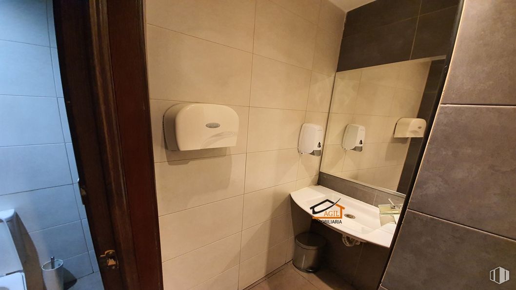 Retail for rent at  Calle Santa Isabel, Leganés, Madrid, 28911 with hand dryer, bathroom, building, fixture, bathroom sink, sink, house, floor, flooring and toilet around